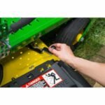 Plaque mulching John Deere 137 cm installée sur carter X590 X584
